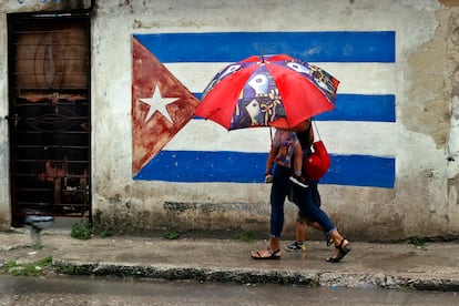 Dos personas caminan bajo la lluvia este miércoles en La Habana (Cuba).