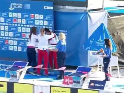 Belmonte col·loca la medalla a una altra nedadora.