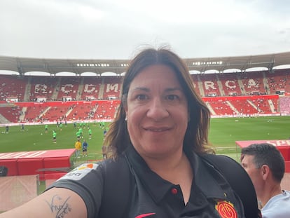 Marga Adrover muestra su nuevo tatuaje en las gradas del estadio del RCD Mallorca.