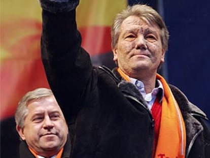 El candidato opositor Yúshenko alza un manojo de trigo en un mitin en Kiev.