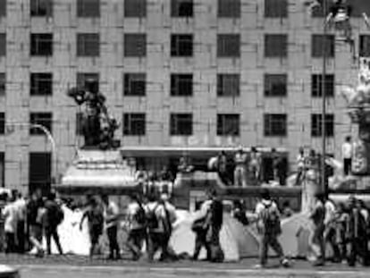 B 34757 - (26.5.2000) - Color - Acampada anti-militarista en la Plaça de Espanya de Barcelona - Foto : Tejederas -