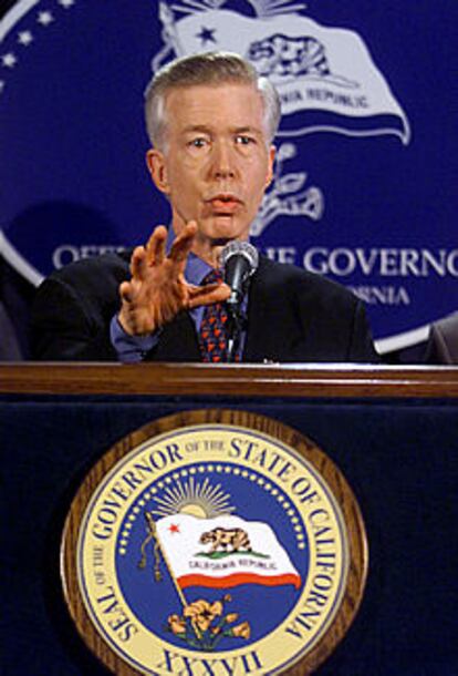 Gray Davis, gobernador de California, durante su comparecencia ante la prensa.