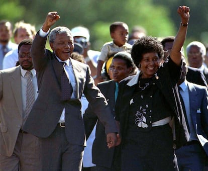 O líder sul-africano Nelson Mandela, junto de sua esposa Winnie, deixa a prisão, depois de 27 anos encarcerado, em fevereiro de 1990.