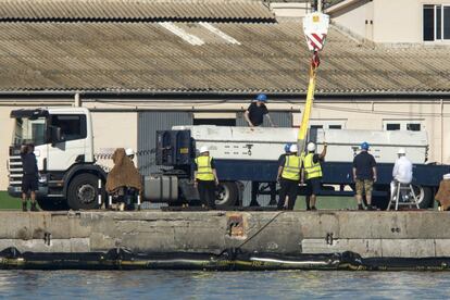 Según declaraciones del Ministro de Defensa británico el submarino sufrió daños externos no siendo afectada la seguridad del mismo. En la foto, el camión que trasladará los misiles Tomahawks sacados del submarino en el Puerto de Gibraltar.