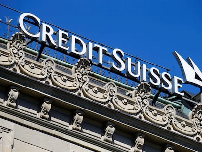 Logo de Credit Suisse en la fachada de sus oficinas en Zúrich, Suiza, el 24 de marzo.