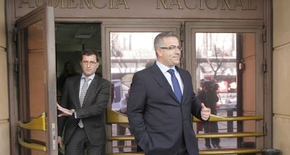 El empresario &Aacute;ngel de Cabo (a la derecha) sale de la Audiencia Nacional, el 28 de febrero de 2012. 