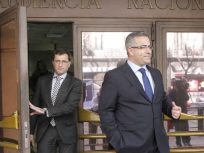 El empresario Ángel de Cabo (a la derecha) sale de la Audiencia Nacional, el 28 de febrero de 2012.