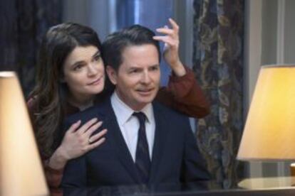 Betsy Brandt y Michael J. Fox, en 'The Michael J. Fox show'.