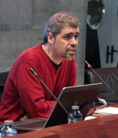 El secretario general de CCOO de Euskadi, Unai Sordo, durante su intervención en la rueda de prensa donde ha hecho su análisis sobre la situación de la negociación colectiva.