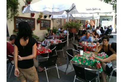 A la hora del aperitivo, el Calders es una de las citas ineludibles por su entorno y por la variedad y calidad de vermús y tapas que ofrece. Sus mesas bajo las sombrillas han encontrado el lugar perfecto en un callejón de la calle Parlament, llamado Calders. El local sirve platos mexicanos en honor al país de exilio del escritor Pere Calders y exquisiteces como las pizzetes de pera, gorgonzola y cebolla confitada.