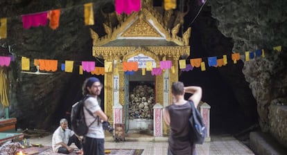 Unos turistas visitan unas cuevas de Battambang donde miles de personas fueron asesinadas.