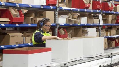 Una trabajadora en el almacén de Adveo en Tres Cantos (Madrid), el mayor activo de la compañía.