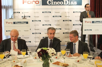 Miguel Ferre, Josep Oliu y Vicente Moreno. Al fondo, el director de Cinco Días, Jorge Rivera