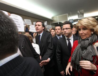 La presidenta regional, Esperanza Aguirre, inaugura una parte remodelada del hospital Clínico entre abucheos.