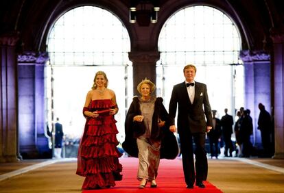 La reina Beatriz de Holanda (centro) llega al Rijksmuseum con su hijo, el príncipe Guillermo y su esposa, la príncesa Máxima.