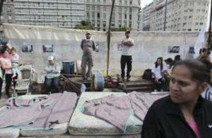Habitantes de barrios marginales de Buenos Aires inician una protesta convocada por el colectivo "Corriente villera independiente", junto al emblemático Obelisco de la capital argentina,  en reclamo de mejoras habitacionales y de vivienda.