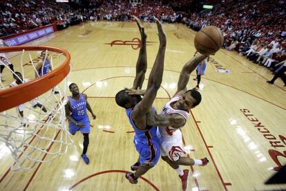 Greg Smith de los Rockets se enfremta a Serge Obala. de Oklahoma.