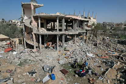 Restos de un edificio dañado por los ataques israelíes en Jan Yunis, este domingo. 