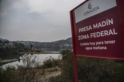 Un cartel da la bienvenida a la presa Madín y advierte: "Cuídala hoy para tener agua mañana".