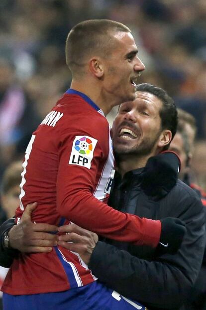 Antoine Griezmann celebra con Simeone el gol de la victoria contra el Athletic de Bilbao. El Atlético es colíder junto al Barcelona.