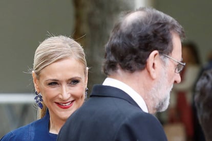 El presidente del Gobierno, Mariano Rajoy, pasa junto a la ya expresidenta de la Comunidad de Madrid, Cristina Cifuentes, tras finalizar el acto de entrega del Premio Cervantes. EFE/Emilio Naranjo