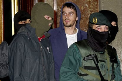 Asier Arriola, en el centro, con capucha, detenido el viernes en Castro Urdiales (Cantabria).