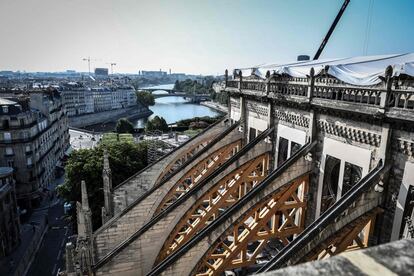 Trabajos preliminares en la parte superior de la catedral de Notre-Dame de París tres meses después del incendio devastador que afectó gran parte de la cúpula de la catedral, en París (Francia), el 17 de julio de 2019.