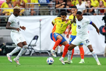 Luis Díaz dribbles past two Panamanian rivals in the quarter-finals.