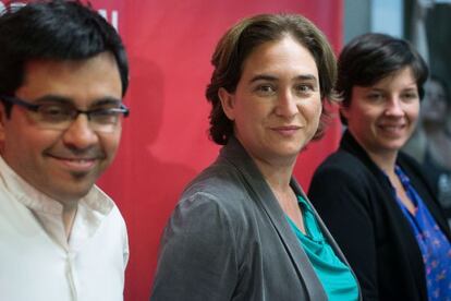 Ada Colau (centre) amb Gerardo Pisarello i Laia Ortiz.