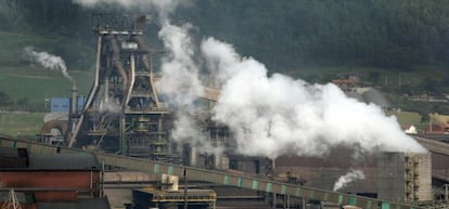 Uno de los altos hornos de Arcelor en Veri&ntilde;a (Asturias).