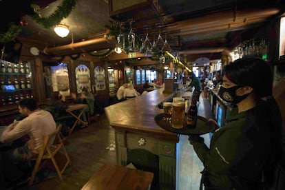 Ambiente de The Irish Rover, reconvertido a bar de tarde por la pandemia.