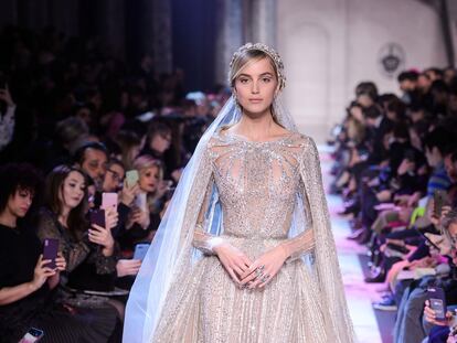 Elie Saab recupera el glamour del viejo Hollywood en su desfile de Alta Costura