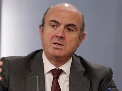 El ministro de Econom&iacute;a, Industria y Competitividad, Luis de Guindos, durante la rueda de prensa posterior a la reuni&oacute;n del Consejo de Ministros celebrada hoy en el Palacio de La Moncloa.