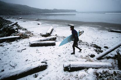 La isla de Vancouver, en Canad, es orgullosa de ser un destino de mal tiempo, donde se puede sentir de cerca la furia del ocano con olas de ocho metros de alto.