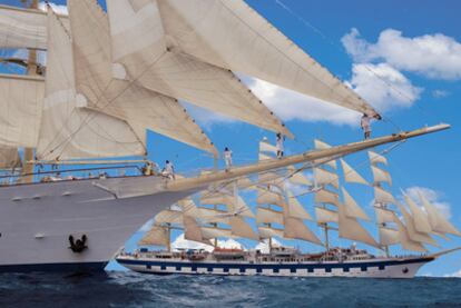 El velero <b><i>Royal Clipper</b></i> (el más grande del mundo), navegando por el mar Mediterráneo junto al <b><i>Star Clipper</b></i>, otro de los cruceros de la compañía Star Clippers.