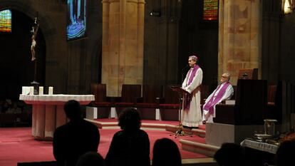 El obispo de Bilbao, Joseba Segura, preside una oración de perdón a las víctimas de abusos celebrada en la catedral de Santiago de la capital vizcaína.