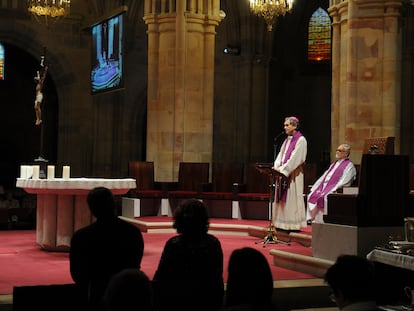 El obispo de Bilbao, Joseba Segura, preside una oración de perdón a las víctimas de abusos celebrada en la catedral de Santiago de la capital vizcaína.