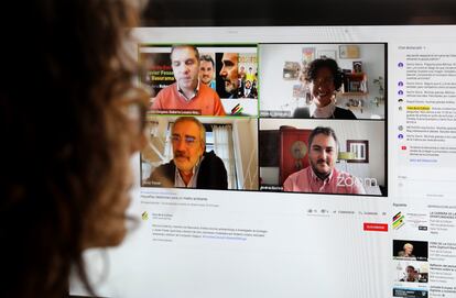 Un momento de la charla entre Mónica Gutiérrez, miembro del colectivo Basurama, el cineasta Javier Fesser y el escritor Andreu Escrivá, moderados por Roberto Lozano.