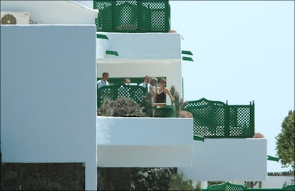 José Luis Rodríguez Zapatero y Sonsoles Espinosa con unos amigos, en uno de los balcones de La Mareta, en Lanzarote, en el verano de 2005.