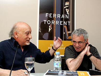 Ferran Torrent (a la derecha) y Manuel Vicent, durante la presentación de <i>Especies protegidas</i>.