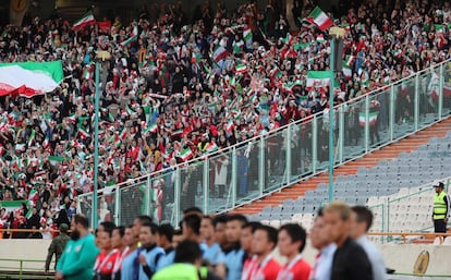 Mujeres iraníes celebran el partido de clasificación de la Copa Mundial FIFA entre Irán y Camboya, en el estadio Azadi en Teherán (Irán), este jueves. En total, las mujeres han podido disfrutar de 4.000 de las 78.000 plazas con que cuenta el Azadi.