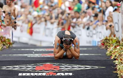 Sebastian Kienle, de Alemania, celebra su tercera posición.