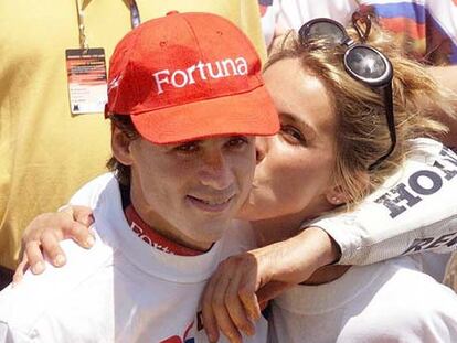 Álex Crivillé celebra el título de 1999 con su esposa.