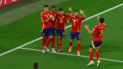 Los jugadores de la selección española celebran el gol en propia puerta de Calafiori, durante el partido contra Italia.