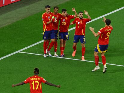 Los jugadores de la selección española celebran el gol en propia puerta de Calafiori, durante el partido contra Italia.