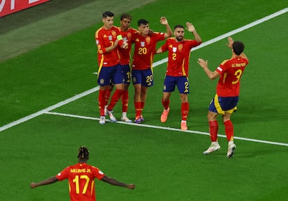 Los jugadores de la selección española celebran el gol en propia puerta de Calafiori, durante el partido contra Italia.
