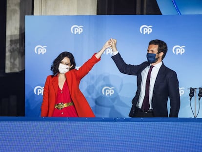 Isabel Díaz Ayuso y Pablo Casado, el martes en la sede del partido en la calle Génova, tras conocer los resultados electorales.