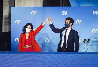 Isabel Díaz Ayuso y Pablo Casado, el martes en la sede del partido en la calle Génova, tras conocer los resultados electorales.