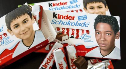 Envases de las chocolatinas Kinder con fotografías de los centrocampistas Ilkay Gündogan y Jerome Boateng cuando eran niños.