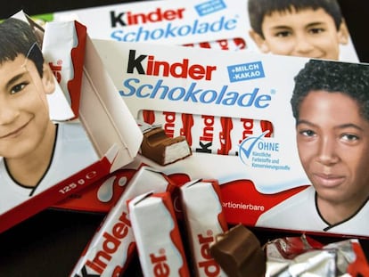 Envases de las chocolatinas Kinder con fotografías de los centrocampistas Ilkay Gündogan y Jerome Boateng cuando eran niños.